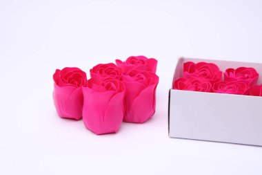 Beyaz arka planda izole edilmiş pembe gül tomurcukları şeklinde sabun.