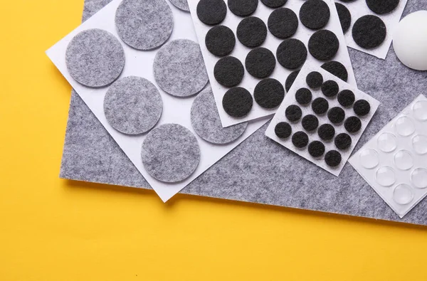 Sarı arka planda mobilyalar için Keçeli Koruyucu Çember pedleri