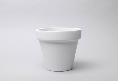 Gri arkaplanda beyaz boş bir saksı. Tasarım için model