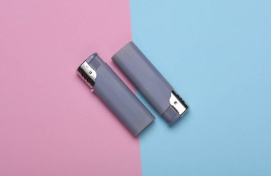 Mavi pembe arka planda plastik çakmaklar