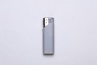 Gri arkaplanda plastik çakmak