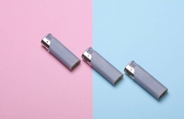 Mavi pembe arka planda plastik çakmaklar