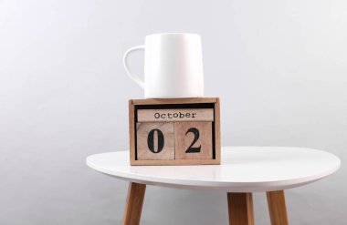 Ekim 02 tarihli ahşap takvim düzenleyici