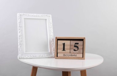 Tahta takvim düzenleyicisi. 15 Ekim ve fotoğraf çerçeveli.