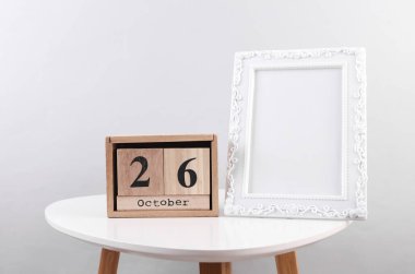 Ahşap takvim düzenleyicisi. 26 Ekim ve fotoğraf çerçeveli.