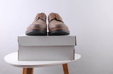 Masada çizmeleri olan karton ayakkabı kutusu.