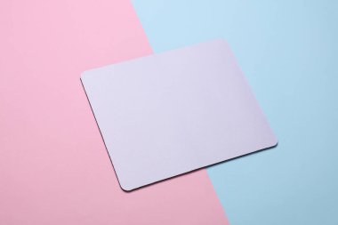 Beyaz boş bilgisayar fare altlığının maketi, pembe mavi arka planda mat