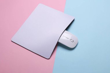 Mavi pembe arka planda kablosuz fareli beyaz boş bilgisayar fare altlığı ya da mat modeliName