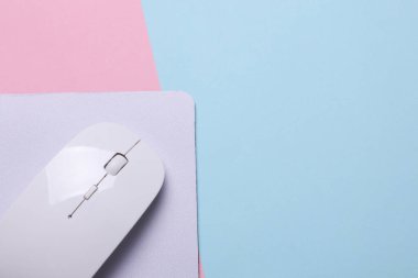 Mavi pembe arka planda kablosuz fareli beyaz boş bilgisayar fare altlığı ya da mat modeliName
