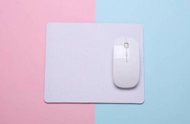 Mavi pembe arka planda kablosuz fareli beyaz boş bilgisayar fare altlığı ya da mat modeliName