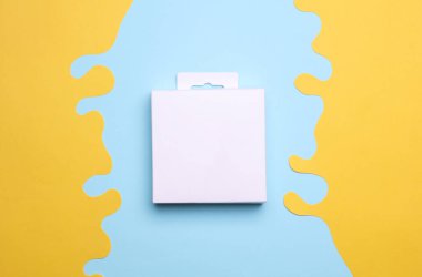 Yaratıcı kağıt arkaplanda beyaz kutu modeli