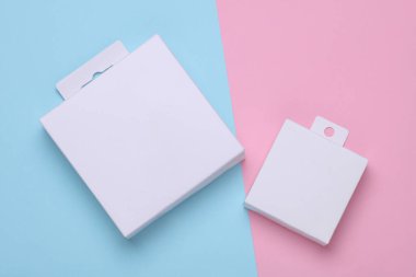 Mavi pembe kağıt arkaplanda beyaz kutular.