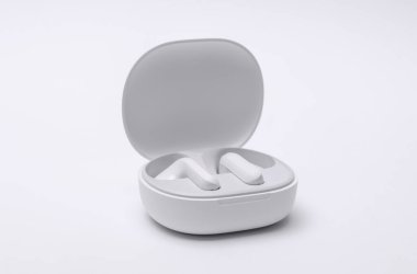 Beyaz kablosuz kulaklık ve şarj kutusu beyaz arkaplanda izole