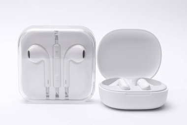 Beyaz arka planda kablosuz ve kablosuz kulaklıklar