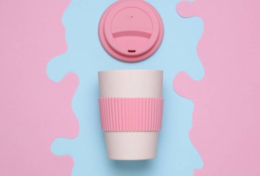 Mavi arka planda sıcak içecekler için yeniden kullanılabilir plastik bardak