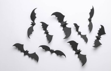 Kağıt beyaz arka planda siyah yarasalar kesiyor. Cadılar Bayramı Dekorasyonu