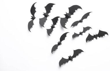 Kağıt beyaz arka planda siyah yarasalar kesiyor. Cadılar Bayramı Dekorasyonu