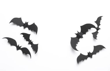 Kağıt beyaz arka planda siyah yarasalar kesiyor. Cadılar Bayramı Dekorasyonu
