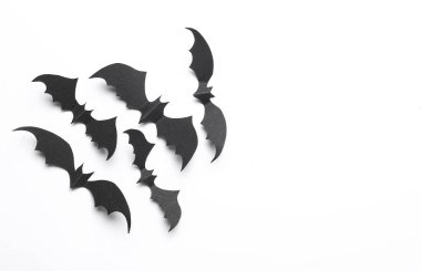 Kağıt beyaz arka planda siyah yarasalar kesiyor. Cadılar Bayramı Dekorasyonu