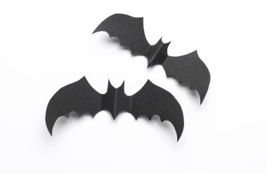 Kağıt beyaz arka planda siyah yarasalar kesiyor. Cadılar Bayramı Dekorasyonu