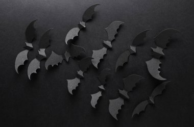 Siyah arka planda kağıt kesiği yarasalar. Cadılar Bayramı Dekorasyonu