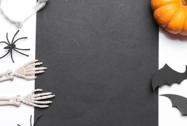 El yapımı Cadılar Bayramı dekoru, beyaz arka planda siyah kağıt çarşaf. Düz yatıyordu