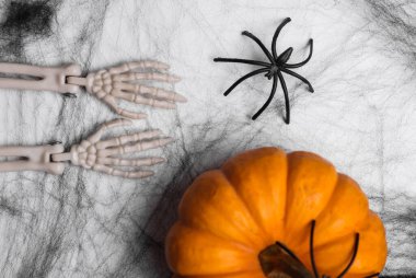 Beyaz arka planda Cadılar Bayramı süslemeli balkabağı