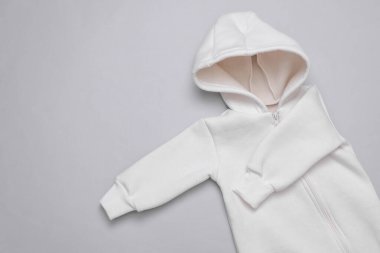 Gri arka planda çocukların kapüşonlu kapüşonu.