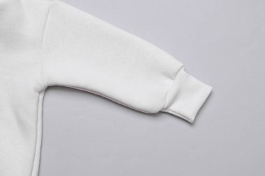Gri arkaplanda beyaz çocuk kazağı kolları