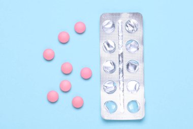 Mavi arka planda su toplayan pembe haplar.