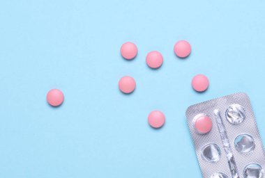 Mavi arka planda su toplayan pembe haplar.