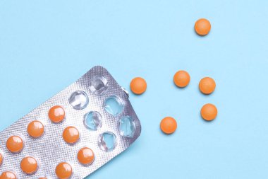 Mavi arka planda su toplayan turuncu haplar