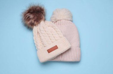 Mavi arka planda balonları olan çocukların şapkaları.