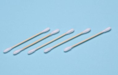 Pamuk ahşap çubuklar kulakları temizlemek için veya mavi arka planda makyaj için. Eko kavramı