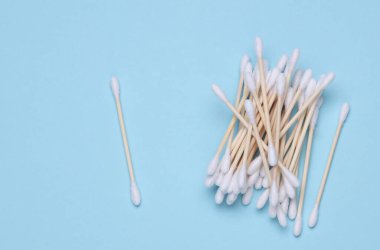 Pamuk ahşap çubuklar kulakları temizlemek için veya mavi arka planda makyaj için. Eko kavramı