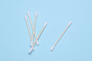 Pamuk ahşap çubuklar kulakları temizlemek için veya mavi arka planda makyaj için. Eko kavramı