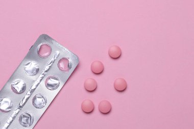 Pastel arka planda su toplayan pembe haplar. Tıp konsepti