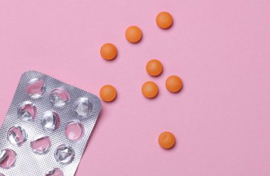 Boş kabarcık ve pembe arka planda haplar. Tıp, sağlık hizmeti kavramı