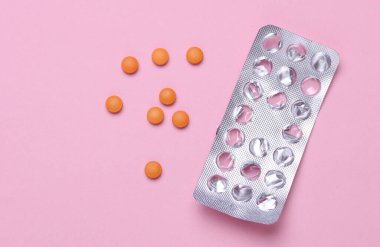 Boş kabarcık ve pembe arka planda haplar. Tıp, sağlık hizmeti kavramı