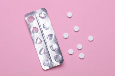 Boş kabarcık ve pembe arka planda haplar. Tıp, sağlık hizmeti kavramı