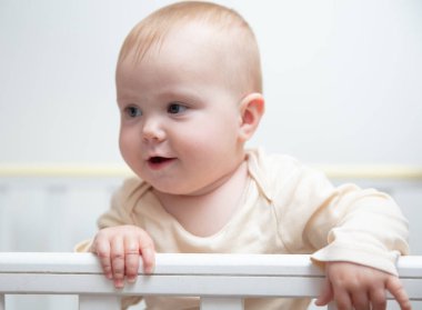 Tamponlu bir beşikteki şirin bir bebeğin portresi.