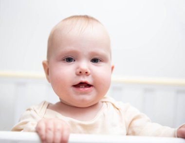 Tamponlu bir beşikteki şirin bir bebeğin portresi.