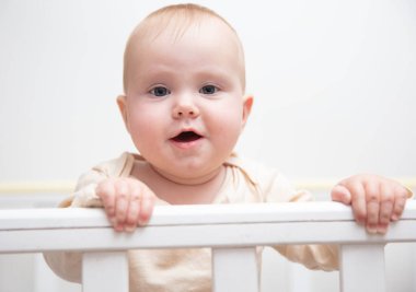 Tamponlu bir beşikteki şirin bir bebeğin portresi.