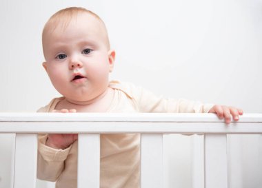 Tamponlu bir beşikteki şirin bir bebeğin portresi.