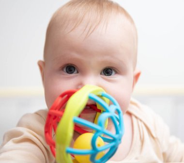 Sevimli bebek beşiğinde çıngırakla oynuyor