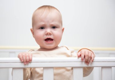 Tamponlu bir beşikteki şirin bir bebeğin portresi.