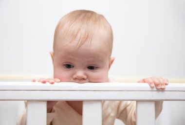 Yan tarafı kemiren beşikteki şirin bir bebeğin portresi.