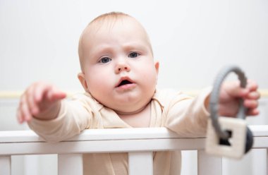 Sevimli bebek beşiğinde çıngırakla oynuyor