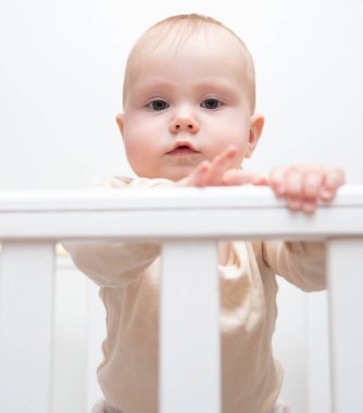 Tamponlu bir beşikteki şirin bir bebeğin portresi.