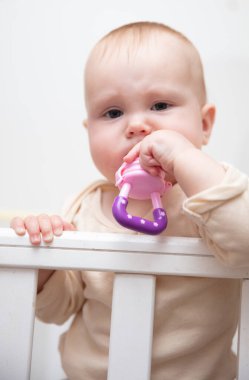 Karyolasında emziği olan şirin bir bebek.